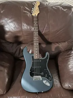  FENDER STRATOCASTER ELECTRIC GUITAR, MIM