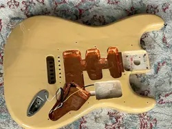 2006 FENDER DELUXE PLAYERS STRATOCASTER HONEY BLONDE