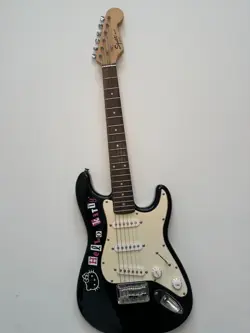 FENDER HELLO KITTY MINI STRATOCASTER BLK HELLO KITTY MINI GUITAR