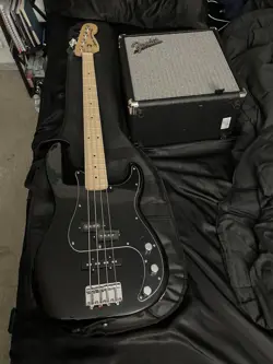 BASS GUITAR WITH FENDER RUMBLE 15G AMP BLACK