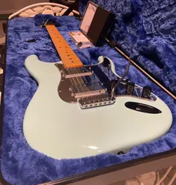 WARMOTH STRAT FENDER