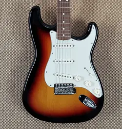 2016 FENDER AMERICAN VINTAGE REISSUE '62 STRATOCASTER - VERY CLEAN!