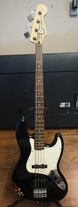 (RI4) SQUIER BY FENDER STANDARD SERIES 4 STRING J BASS GUITAR