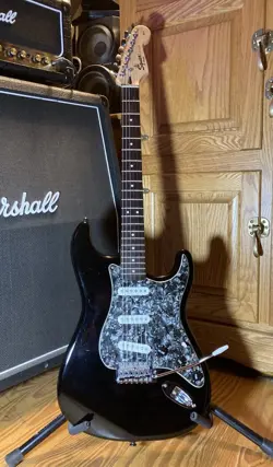 2011 SQUIER BY FENDER AFFINITY STRAT SPECIAL STRATOCASTER BLACK WITH ROSEWOOD 