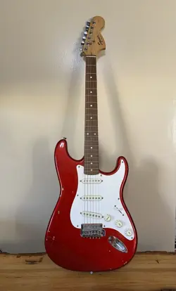 RED FENDER SQUIER AFFINITY SERIES STRATOCASTER ELECTRIC GUITAR SCUFFS*