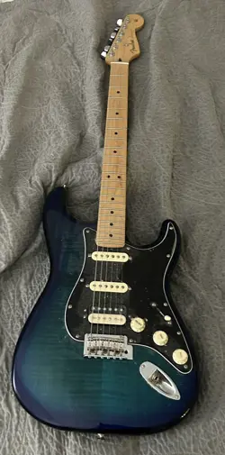 FENDER PLAYER STRATOCASTER HSS PLUS TOP MAPLE FINGERBOARD LE BLUE BURST