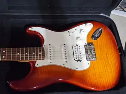 DELUXE FENDER STRATOCASTER  HSS PLUS TOP WITH IOS CONNECTIVITY