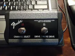 FENDER 2 BUTTON FOOTSWITCH - CHANNEL SELECT / DRIVE MORE DRIVE