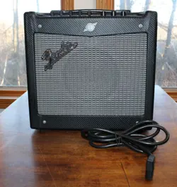 FENDER MUSTANG I V.2 MODELING GUITAR AMP 