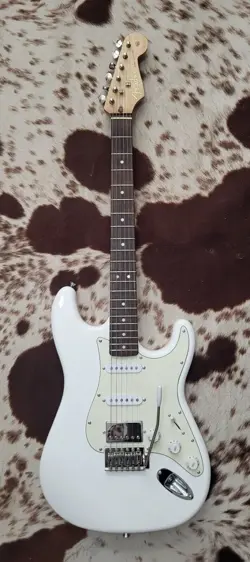 FENDER SQUIER STRATOCASTER GUITAR WHITE