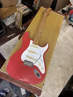 2020 FENDER VINTERA '50S ROAD WORN STRATOCASTER ELECTRIC GUITAR FIESTA RED