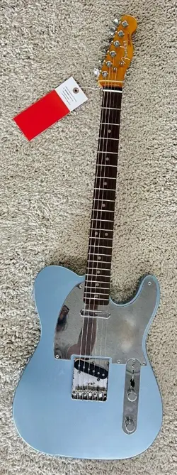 FENDER CHRISSIE HYNDE TELECASTER®, ROSEWOOD FINGERBOARD, ICE BLUE METALLIC - MI