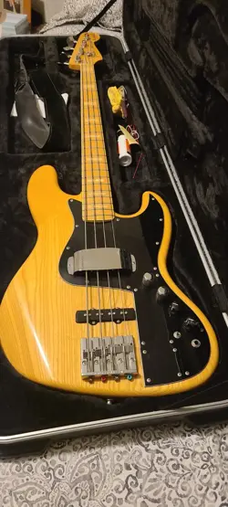 2012 FENDER MARCUS MILLER SIGNATURE JAZZ BASS NATURAL FINISH + HARD SHELL CASE