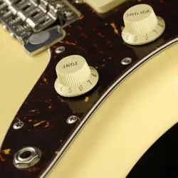 VINTAGE WHITE FENDER