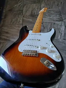 FENDER 70TH ANNIVERSARY AMERICAN VINTAGE II 1954 STRATOCASTER - SUNBURST