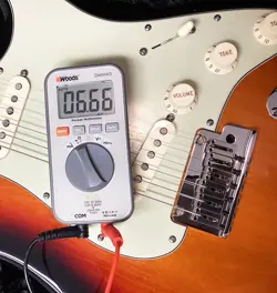 DELUXE STRATOCASTER MINT