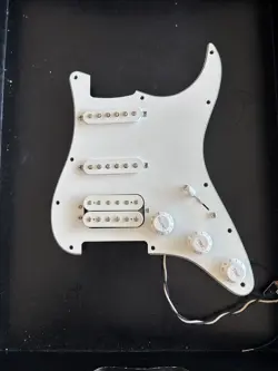 STANDARD STRATOCASTER HSS LOADED PICKGUARD
