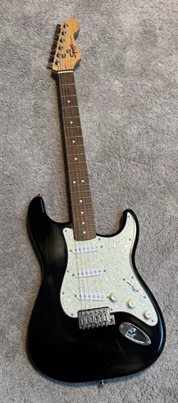 SQUIER BLACK STRATOCASTER