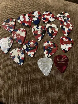 FENDER GUITAR PICKS (16)