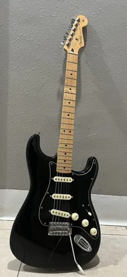 FENDER  STRATOCASTER GUITAR BLACK GREAT CONDITION MEX GUITAR BAG, CABLE, STRAP