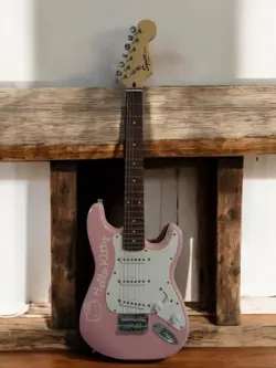SQUIER BY FENDER HELLO KITTY STRATOCASTER PINK ELECTRIC GUITAR + SOFT CASE