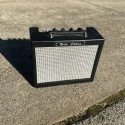 DELUXE™ AMPLIFIER GUITAR