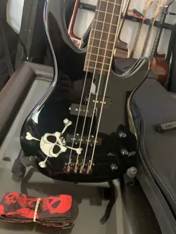BLACK 4-STRING BASS