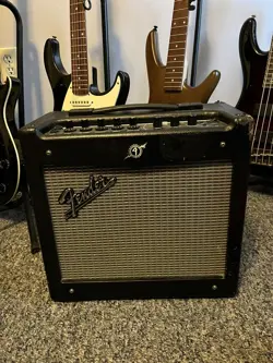 FENDER MUSTANG I V.2 20 WATT GUITAR AMPLIFIER - BLACK