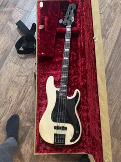 FENDER DUFF MCKAGAN DELUXE PRECISION BASS GUITAR - BLACK