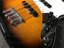 SQUIER BY FENDER AFF JAZZ BASS