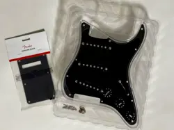 FENDER PRE-WIRED STRAT PICKGUARD, VINTAGE STYLE (BLACK/BLACK)