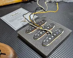 HAND-WOUND PICKUP SET