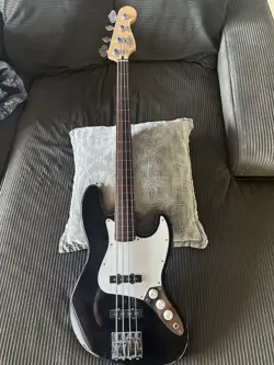 FENDER JAZZ FRETLESS BASS