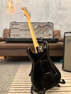 STRATOCASTER BLACK ON