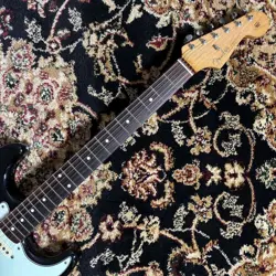 BROWN STRATOCASTER