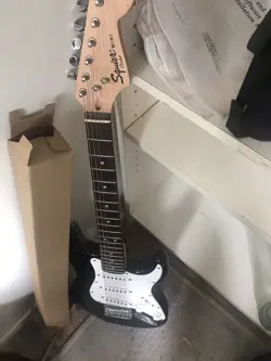 2010 BLACK SQUIER MINI STRAT SOLID BODY ELECTRIC GUITAR BY FENDER EUC