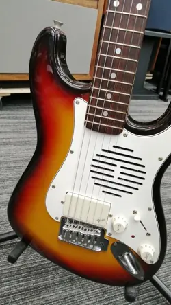 BUILT-IN AMP GUITAR