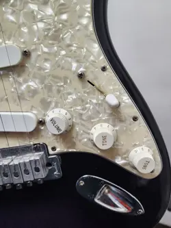 STRATOCASTER PLUS BLACK