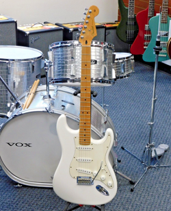 2019 FENDER PLAYER STRATOCASTER ELECTRIC GUITAR! POLAR WHITE FINISH! VERY NICE!