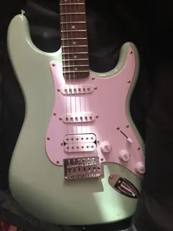 FENDER SQUIER SONIC STRATOCASTER HSS SURF GREEN/W BLACKSTAR FLY 3 AMP