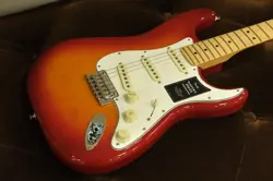 FENDER PLAYER II STRATOCASTER/AGED CHERRY BURST CHAMBERED ASH