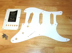 FENDER  2018 USA WHITE 1 PLY AMERICAN ORIGINAL STRATOCASTER PICKGUARD & TREMOLO