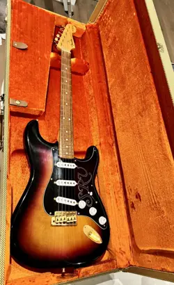 STEVIE RAY VAUGHAN STRATOCASTER®, PAU FERRO FINGERBOARD, 3-COLOR SUNBURST, 2003