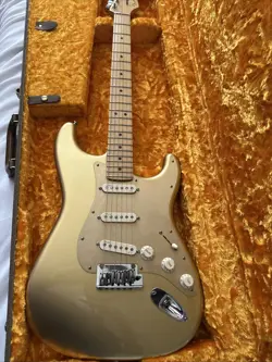 FENDER GUITAR / AZTEC GOLD / UNPLAYED / MINT CONDITION