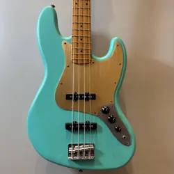 SQUIER BY FENDER 40TH ANNIVERSARY JAZZ BASS VINTAGE EDITION SATIN SEA FOAM GREEN
