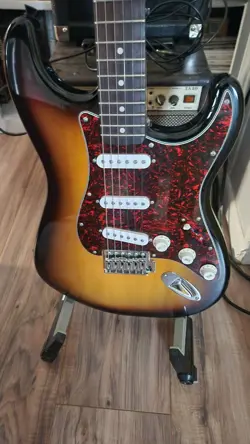 2005 FENDER SQUIER STRATOCASTER  MINTY CONDITION   #CXS05XXX