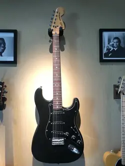 STRATOCASTER BLACK HARDTAIL