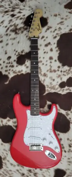 FENDER STRATOCASTER SQUIER GUITAR RED
