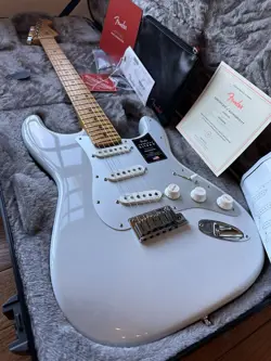 2024 FENDER AMERICAN ULTRA II STRATOCASTER MAPLE FRETBOARD - AVALANCHE WHITE