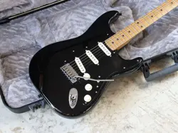 FENDER AMERICAN ULTRA STRATOCASTER USED MAPLE FINGERBOARD BLACK W/HARD CASE